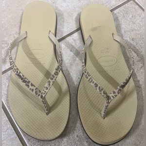 Womens Havaianas flip flops! Size 9/10  Leopard print
